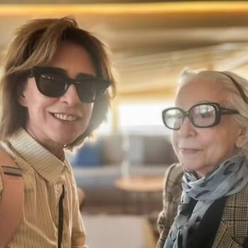 Fernanda Torres posa ao lado da mãe Fernanda Montenegro