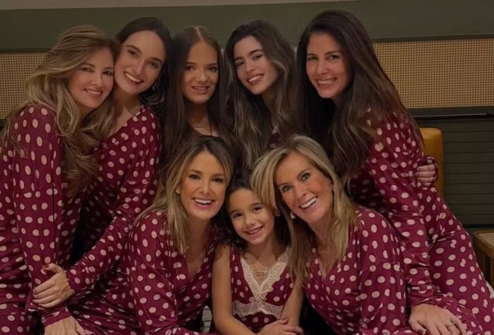 Ticiane Pinheiro compartilha bastidores de foto em família com look combinando: ‘Caos’