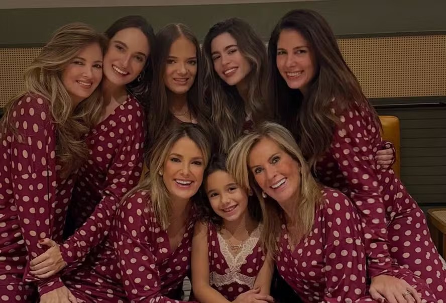 Ticiane Pinheiro compartilha bastidores de foto em família com look combinando: ‘Caos’