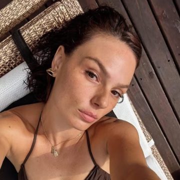 Recém-casada, Isis Valverde faz selfies enquanto renova o bronze