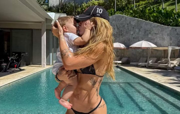 Virginia Fonseca posta foto ostentando tanquinho ao lado de filho na piscina