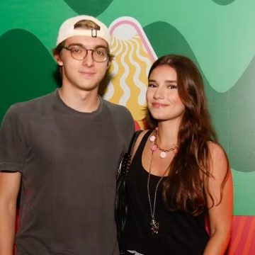 Filho de Angélica e Luciano, Joaquim Huck vai a festa ao lado de namorada