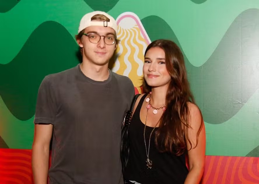Filho de Angélica e Luciano, Joaquim Huck vai a festa ao lado de namorada