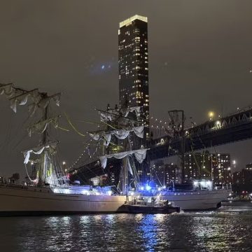 Navio da Marinha do México colide com ponte do Brooklyn e deixa dois mortos e 22 feridos
