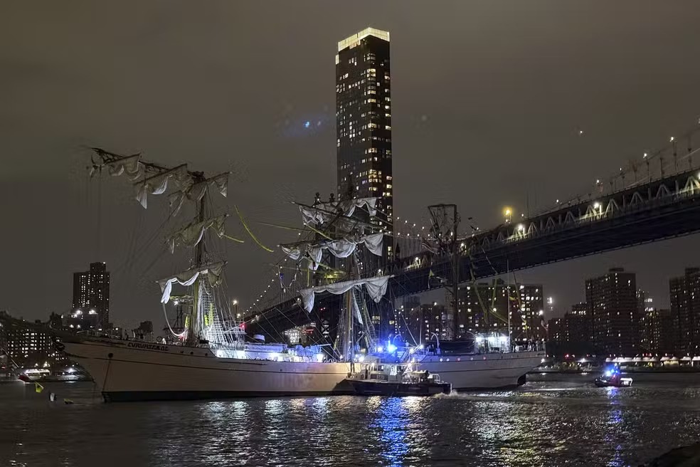 Navio da Marinha do México colide com ponte do Brooklyn e deixa dois mortos e 22 feridos