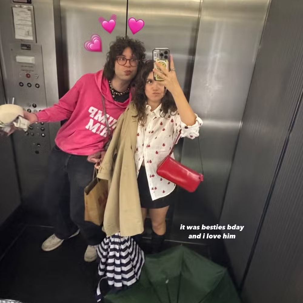 Filha de Sandra Annenberg e Ernesto Paglia, Elisa faz selfie e se declara para Lucas Jagger: ‘Amo’