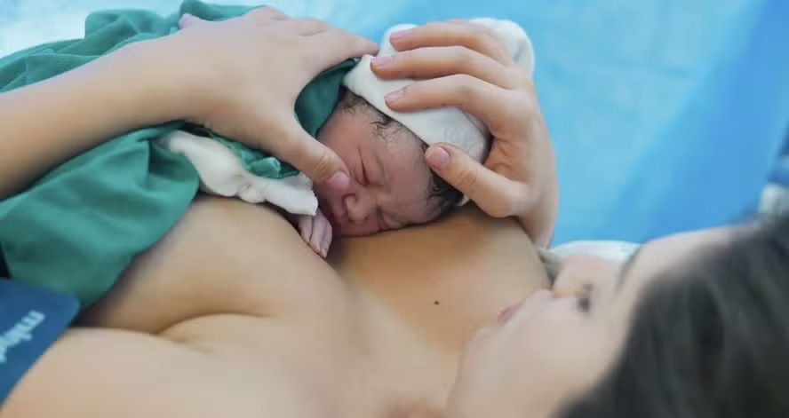 Filha de Leandro, Lyandra posta vídeo do nascimento da filha