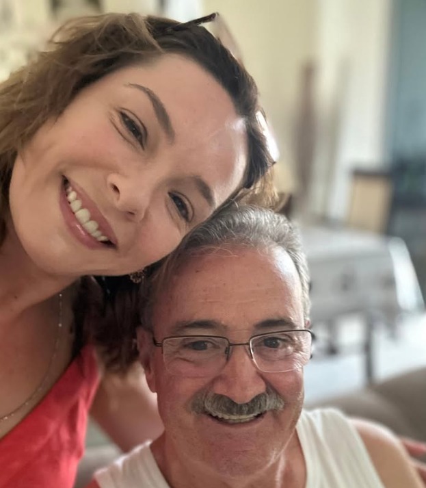 Regiane Alves surpreende ao postar fotos raras com o pai: ‘Tão bonito’