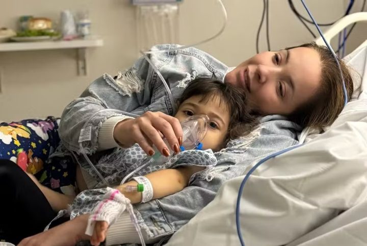 Filha de Renata Domínguez, Giulia deixa a UTI: ‘Muito corajosa’