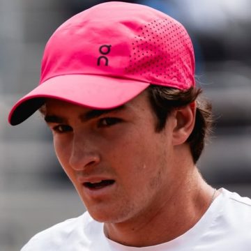 João Fonseca atropela número 28 do mundo e vence na estreia em Roland Garros