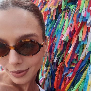 Giovanna Lancellotti visita Igreja do Bonfim e amarra fitinha: ‘Não tem como dar ruim’