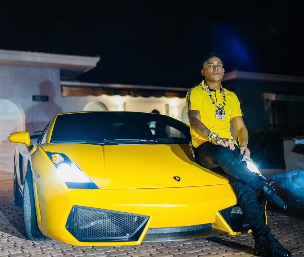 Carro de R$ 1 milhão, ouro e mansão: preso, MC Poze leva vida de luxo