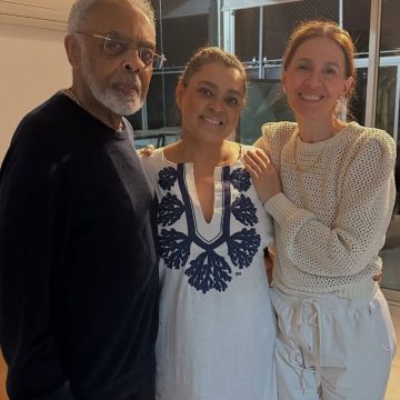 Flora e Gilberto Gil visitam Preta Gil em São Paulo