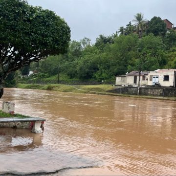 Chuvas na Bahia: rio transborda e alaga ruas em Santo Amaro da Purificação