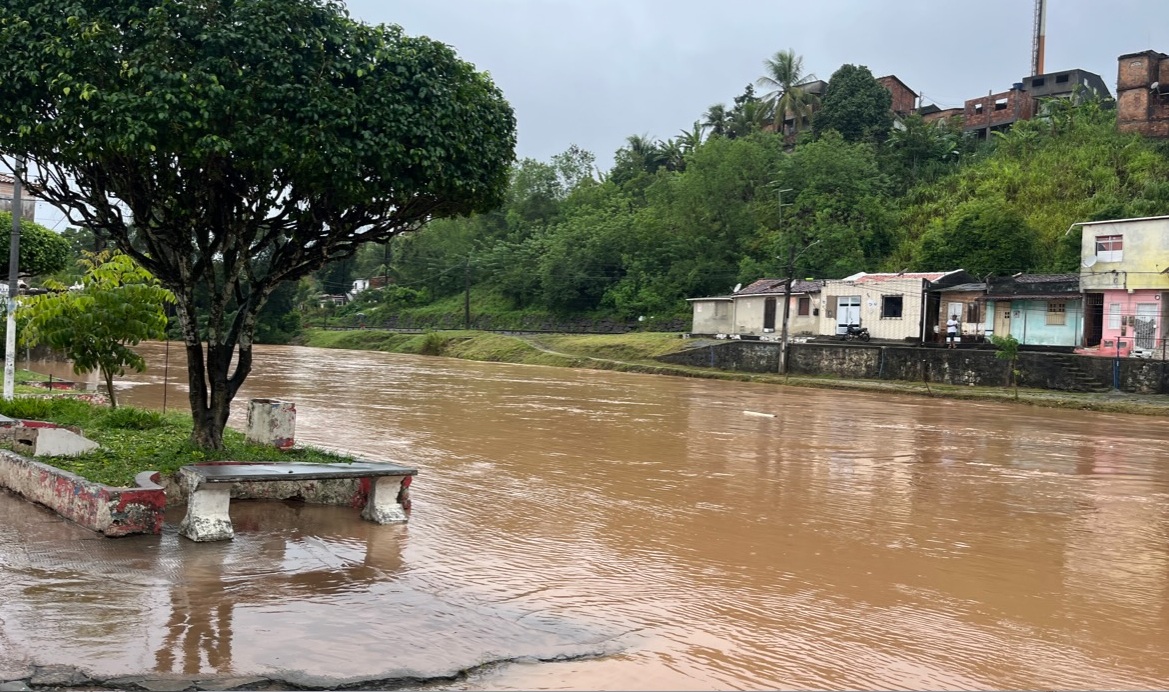 Chuvas na Bahia: rio transborda e alaga ruas em Santo Amaro da Purificação