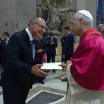 Alckmin entrega ao Papa convite para visitar o Brasil durante a COP30