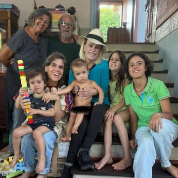 Ana Maria Braga posa com a filha e netos em dia de folga