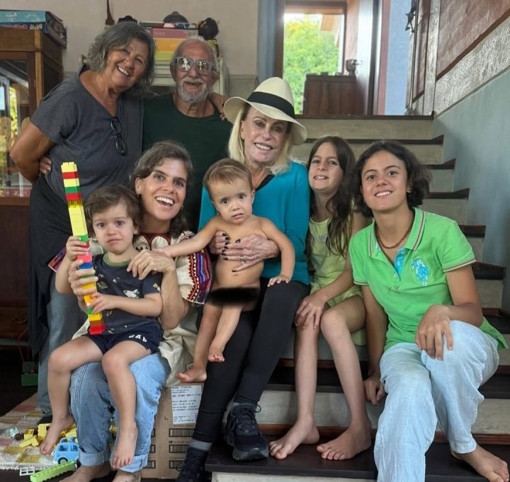 Ana Maria Braga posa com a filha e netos em dia de folga