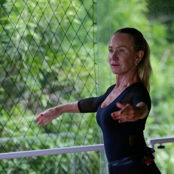 ‘Quero um envelhecimento saudável’, diz bailarina e surfista baiana de 70 anos