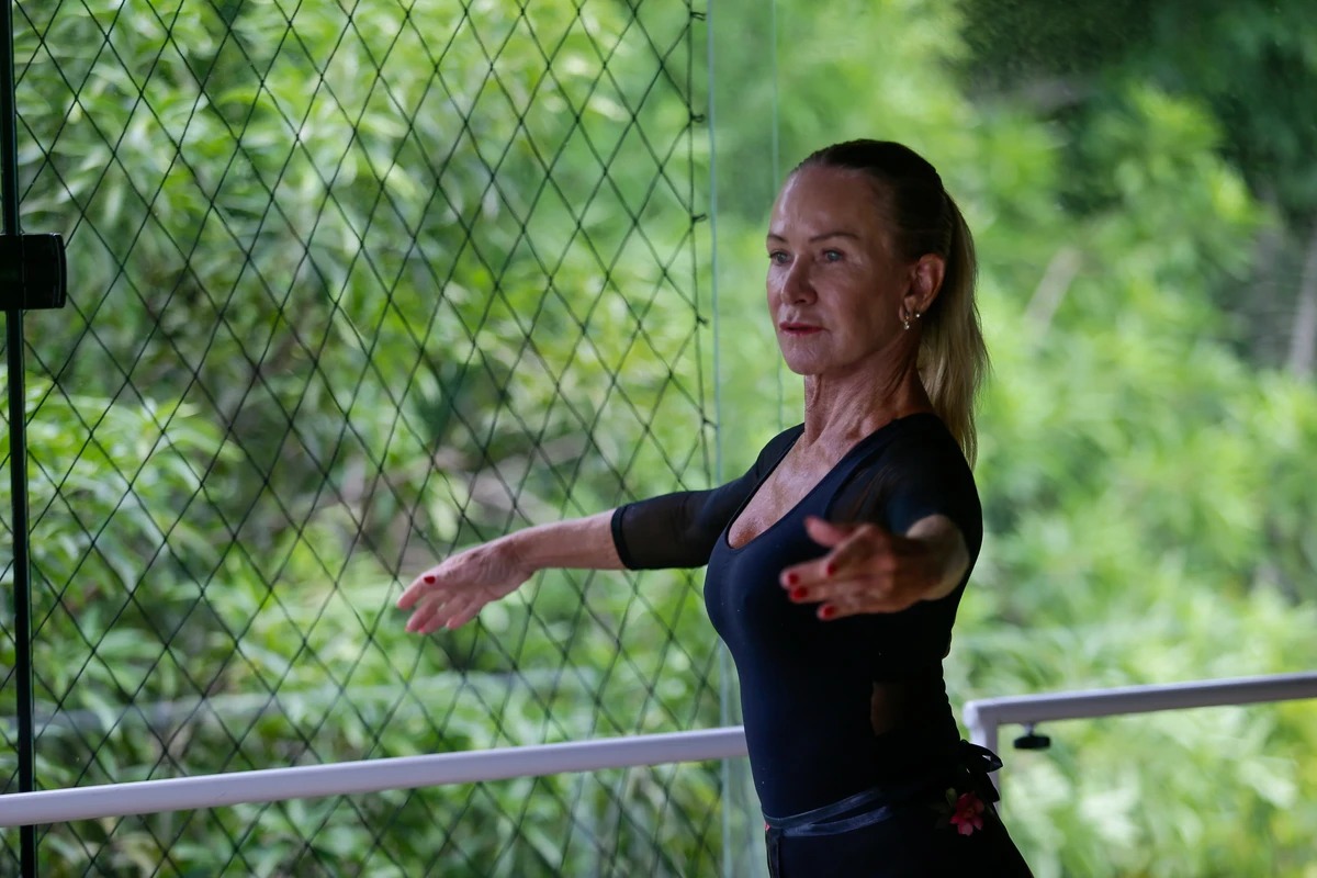 ‘Quero um envelhecimento saudável’, diz bailarina e surfista baiana de 70 anos