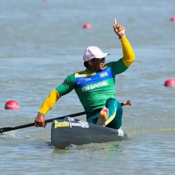Baiano Isaquias Queiroz garante ouro na Copa do Mundo de canoagem velocidade