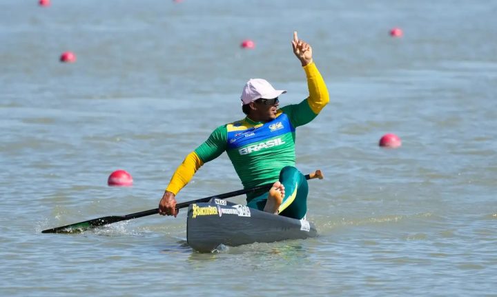 Baiano Isaquias Queiroz garante ouro na Copa do Mundo de canoagem velocidade