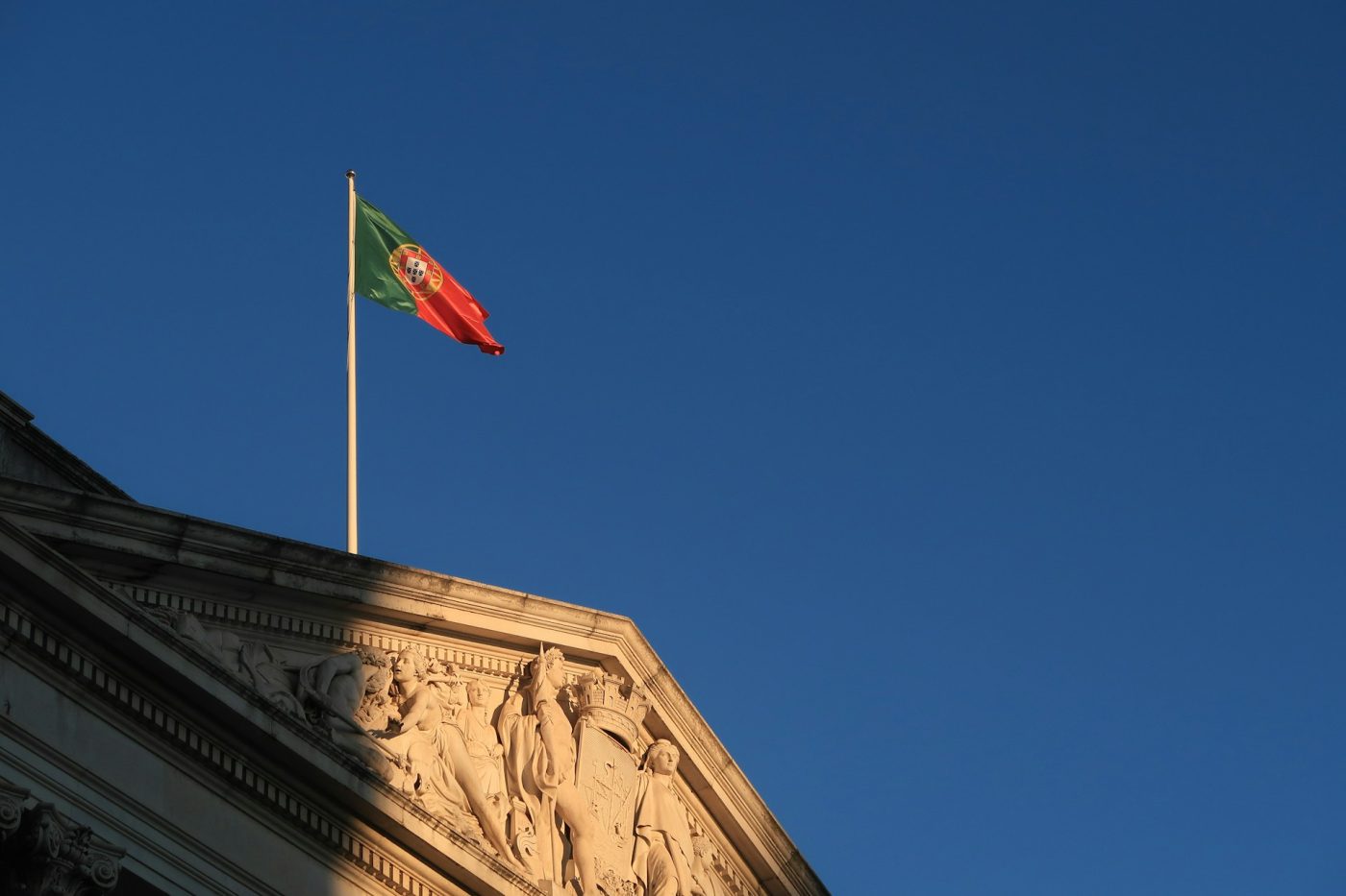 Portugal notificará 18 mil imigrantes para deixar o país; embaixada do Brasil acompanha o caso