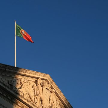 Portugal notificará 18 mil imigrantes para deixar o país; embaixada do Brasil acompanha o caso