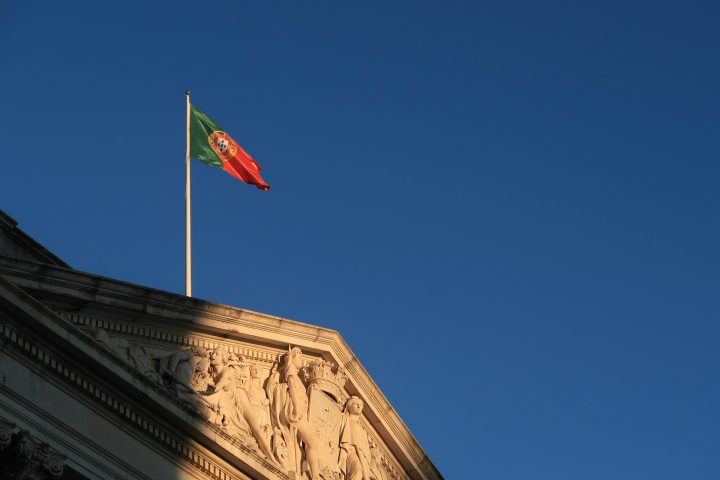 Portugal notificará 18 mil imigrantes para deixar o país; embaixada do Brasil acompanha o caso