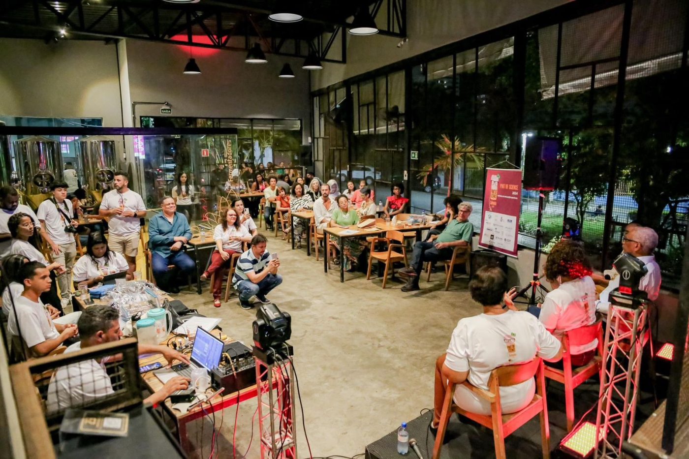 Pint of Science: evento internacional reúne cientistas em bar de Salvador