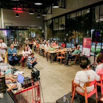 Pint of Science: evento internacional reúne cientistas em bar de Salvador