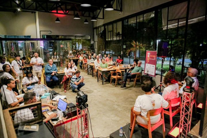 Pint of Science: evento internacional reúne cientistas em bar de Salvador