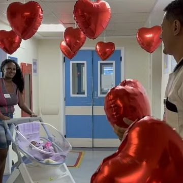Na véspera do Dia das Mães, bebê que nasceu prematura recebe alta após 70 dias internada