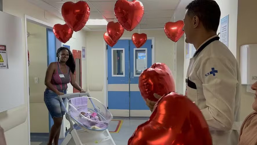 Na véspera do Dia das Mães, bebê que nasceu prematura recebe alta após 70 dias internada