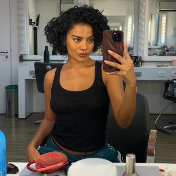 Após polêmicas, Bella Campos segue superstição e surge com umbigo tampado