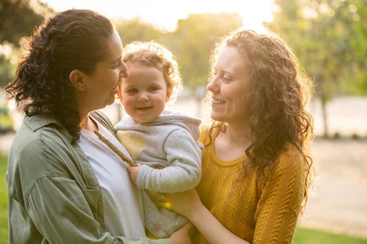 Maternidade: casais de mulheres podem ter filhos biológicos através da reprodução assistida