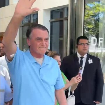 Bolsonaro recebe alta após três semanas internado em Brasília