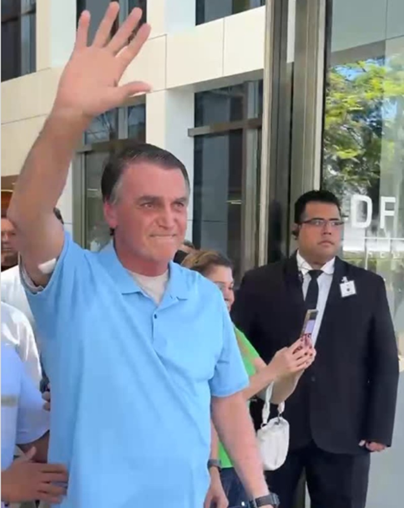 Bolsonaro recebe alta após três semanas internado em Brasília