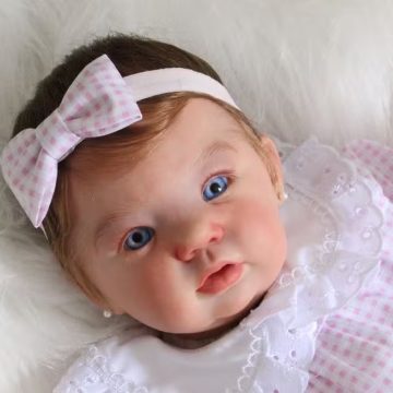 Mulher leva bebê reborn para ser vacinada em posto de saúde no litoral de SC