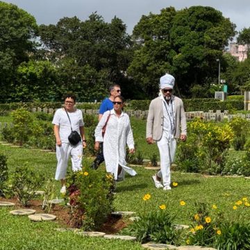 Carlinhos Brown vai ao enterro de Divaldo Franco e exalta legado do líder espírita: ‘Não estamos nos despedindo’