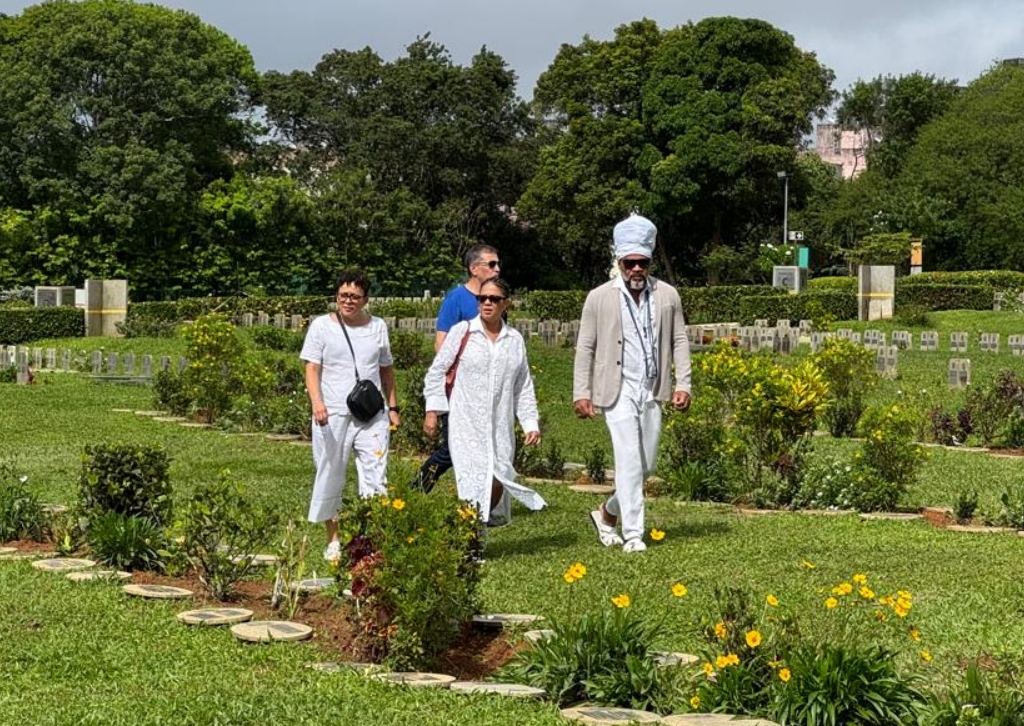 Carlinhos Brown vai ao enterro de Divaldo Franco e exalta legado do líder espírita: ‘Não estamos nos despedindo’