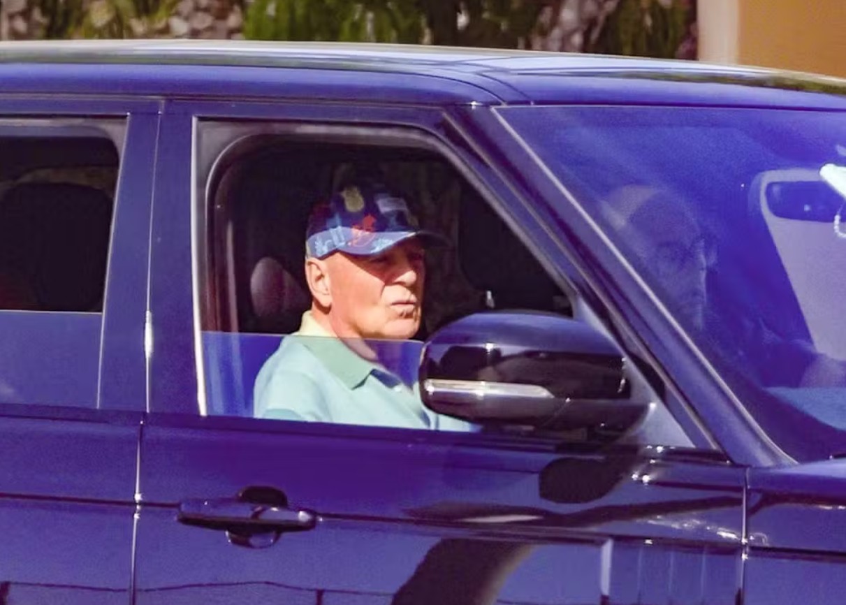 Bruce Willis é visto em raro passeio de carro por Los Angeles