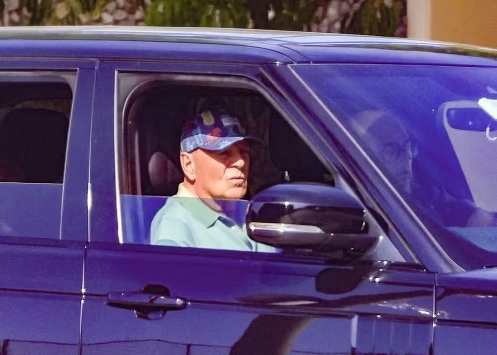 Bruce Wilis volta a ser flagrado durante passeio de carro pelas ruas de Los Angeles
