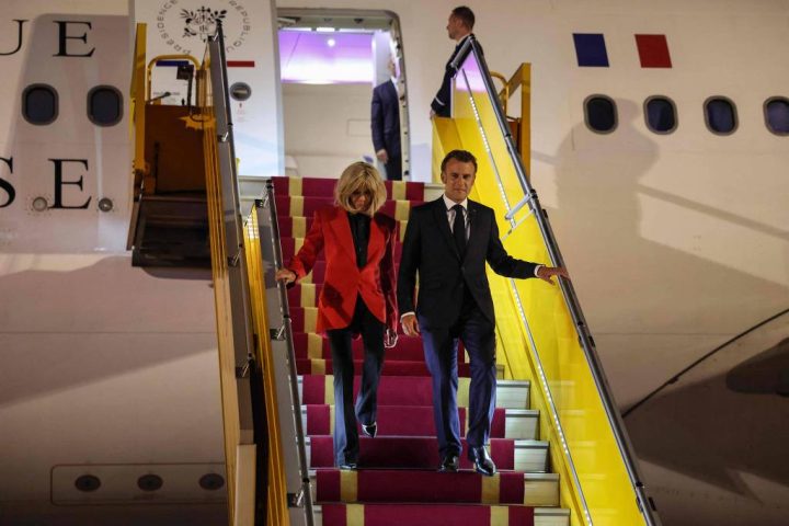 Brigitte Macron dá ‘tapa’ no rosto de Emmanuel e vídeo viraliza