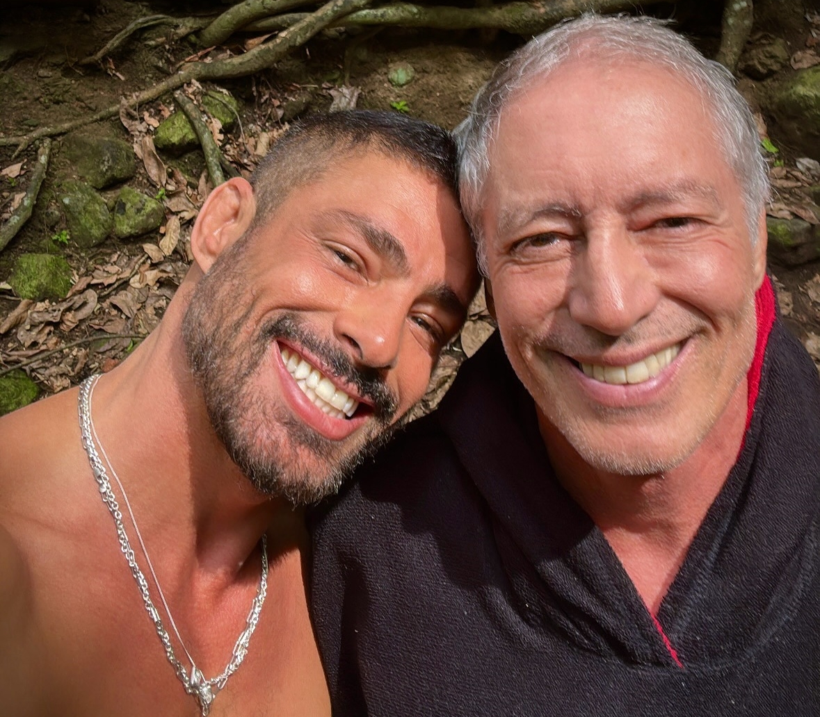Cauã Reymond posta foto com o pai e fãs apontam semelhança: ‘Beleza de família’