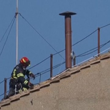 Chaminé que anunciará novo papa é instalada na Capela Sistina