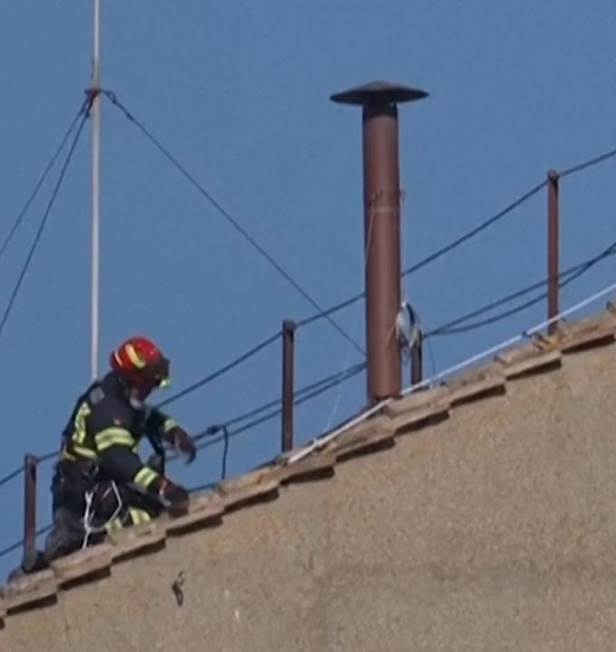 Chaminé que anunciará novo papa é instalada na Capela Sistina