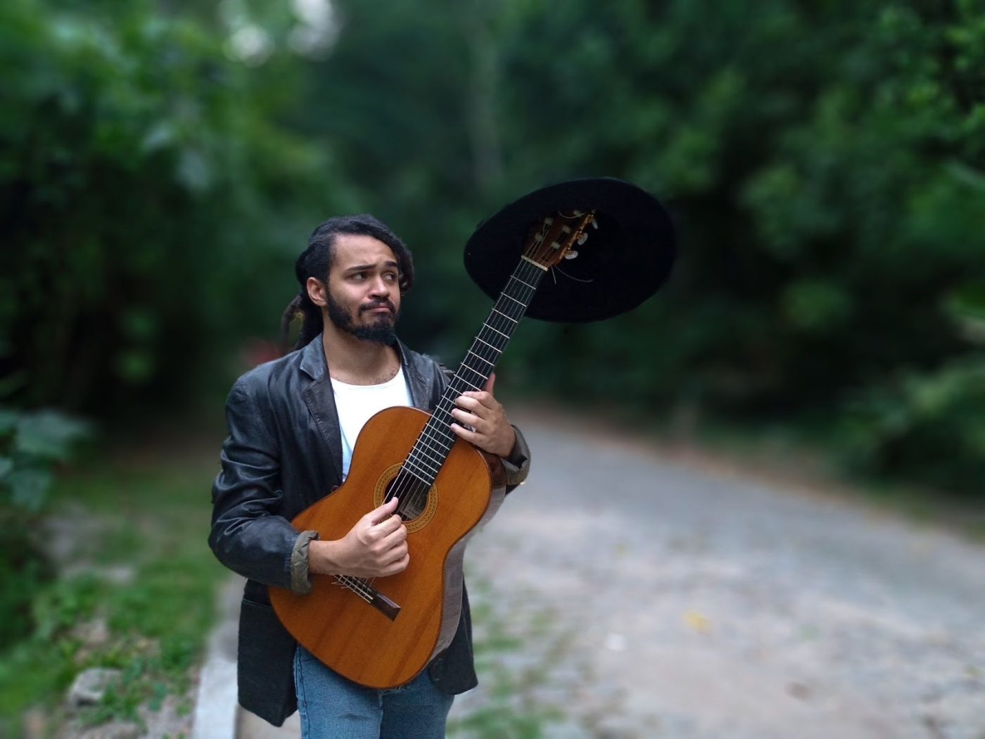Filho de Helena Buarque e Carlinhos Brown, Chico Brown se apresenta em festival no Rio