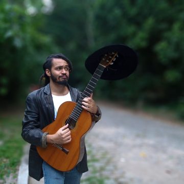 Filho de Helena Buarque e Carlinhos Brown, Chico Brown se apresenta em festival no Rio