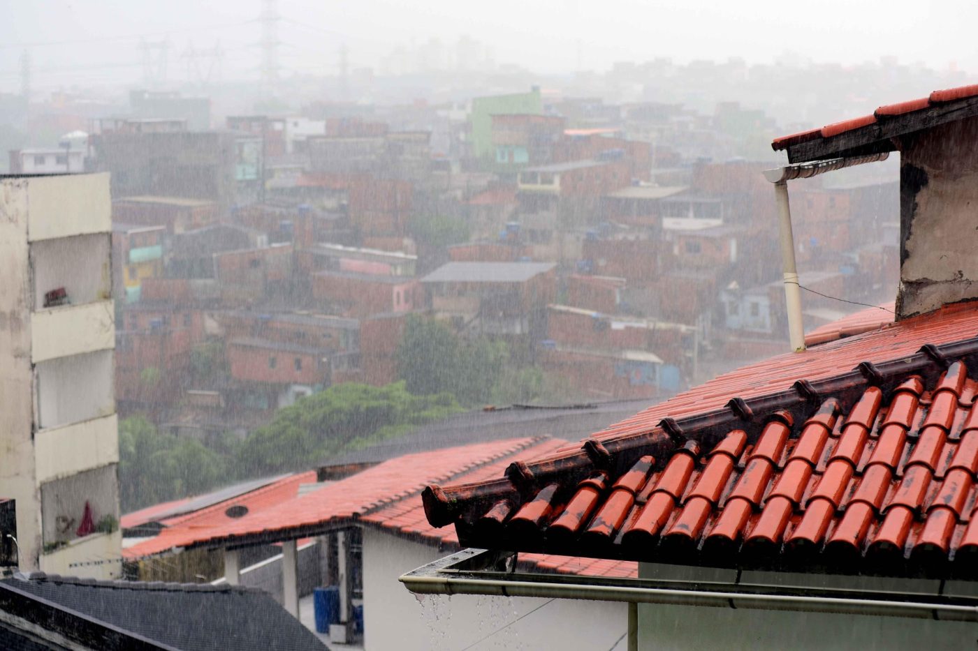 Bairros de Salvador registram até 50 mm de chuva nesta madrugada; nova frente fria deve chegar na próxima semana